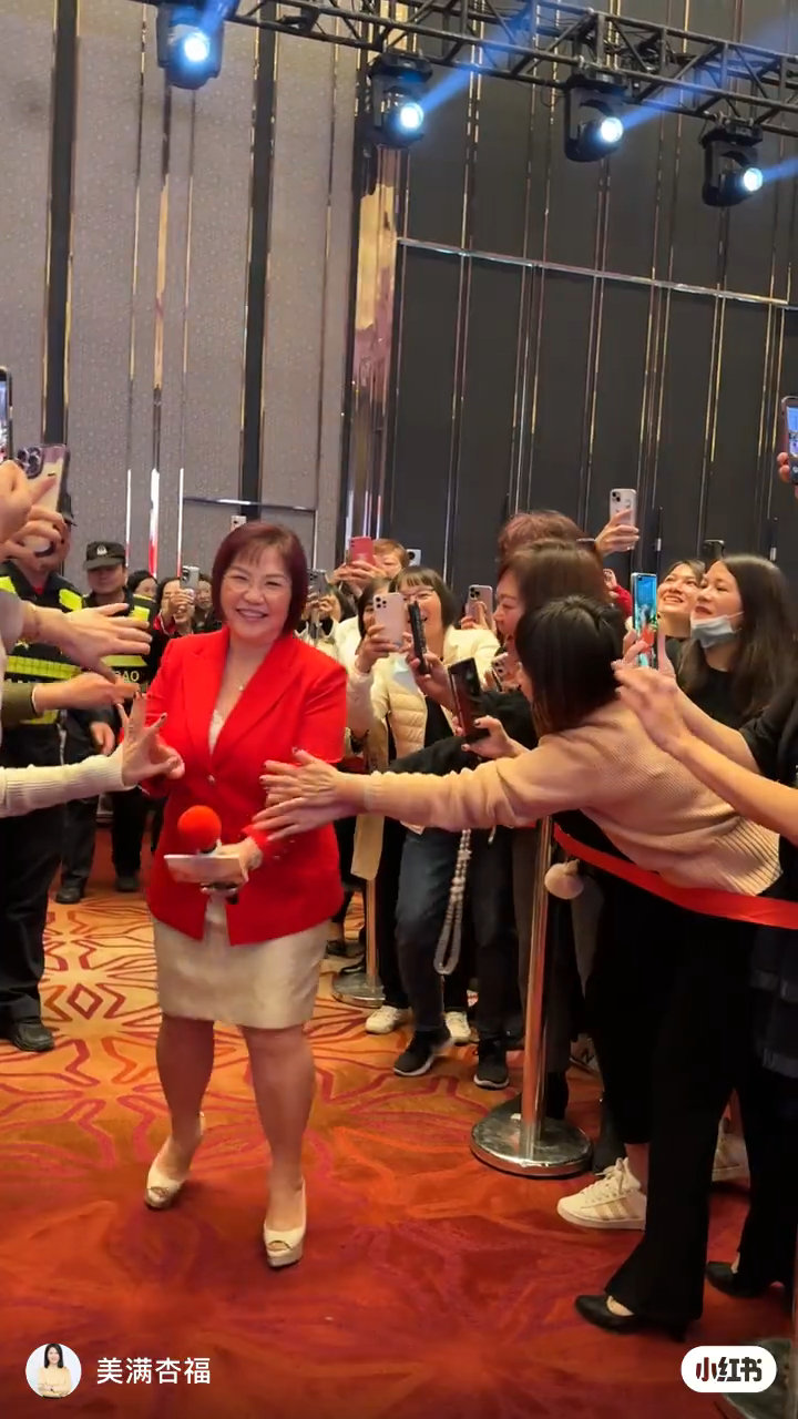 麦玲玲刚于内地出席风水宴会,现场劲多Fans。 麦玲玲刚于内地出席风水宴会,现场劲多Fans。