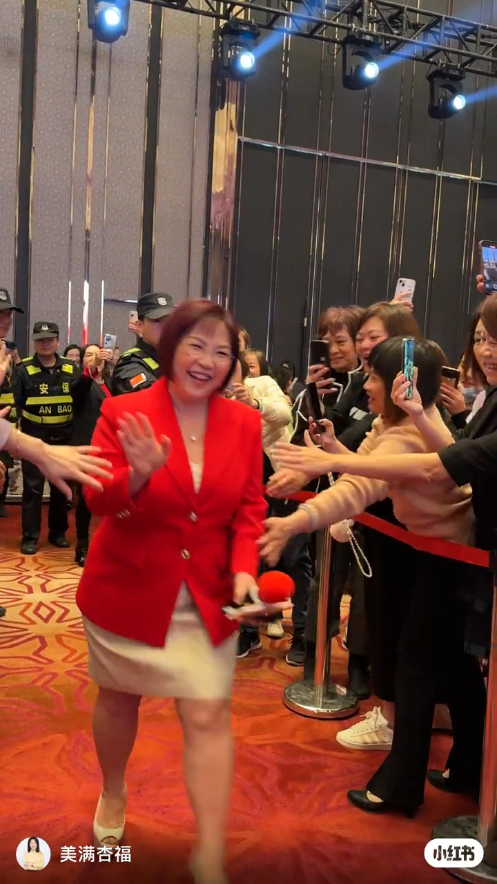 麦玲玲心情大靓,与粉丝挥手打招呼。 麦玲玲心情大靓,与粉丝挥手打招呼。