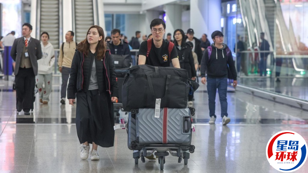 假期结束机场入境人流不绝 假期结束机场入境人流不绝