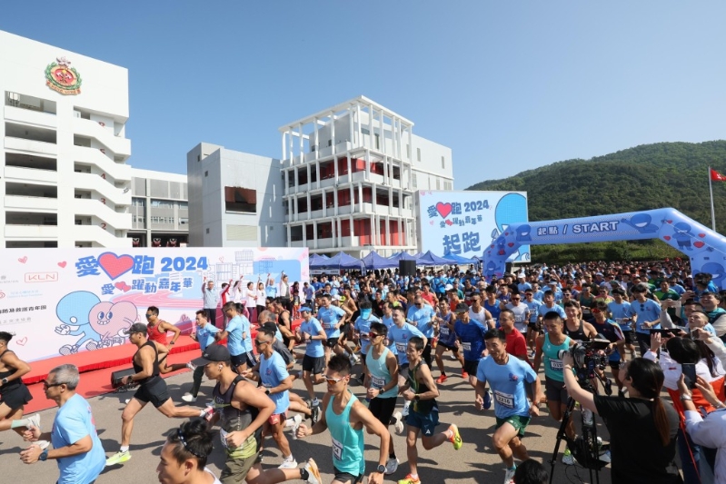 “爱心跑2024─爱心跃动嘉年华”的赛事分为男子组6公里、女子组及青年组3公里，参与人数达1 200人，创下历年新高。