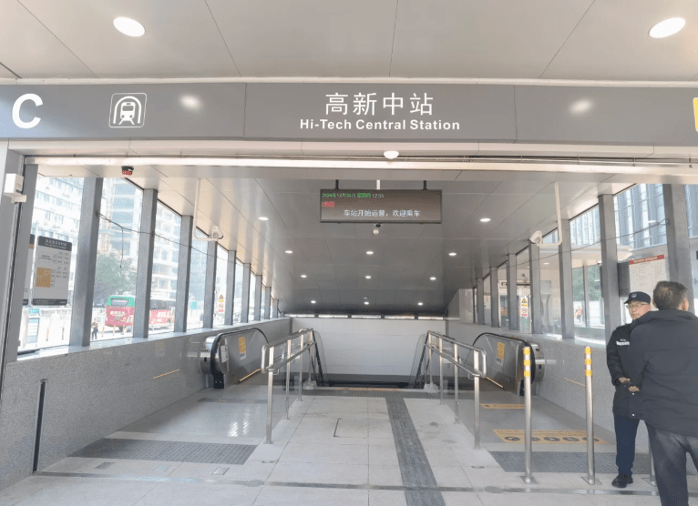 部分车站已移去围栏,为正式开放准备就绪。 部分车站已移去围栏,为正式开放准备就绪。