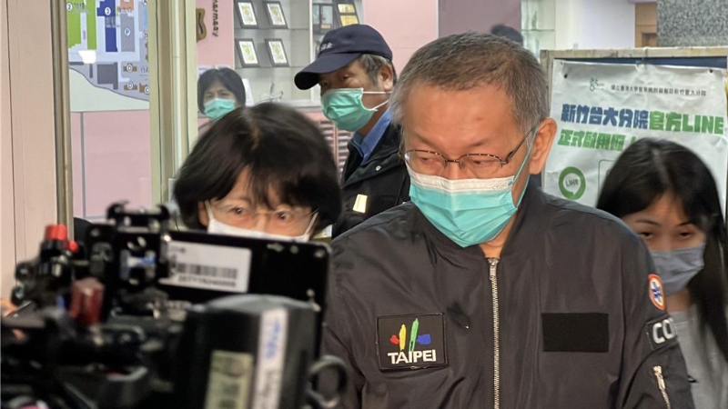 民众党主席柯文哲下午到新竹台大分院新竹医院探望住院中的柯爸爸柯承发，约莫待了1个小时半后离开。