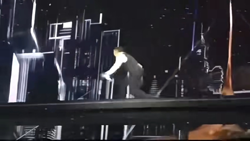 不过刘德华今晩演出这一幕,出现疑似跌倒的场面。 不过刘德华今晩演出这一幕,出现疑似跌倒的场面。