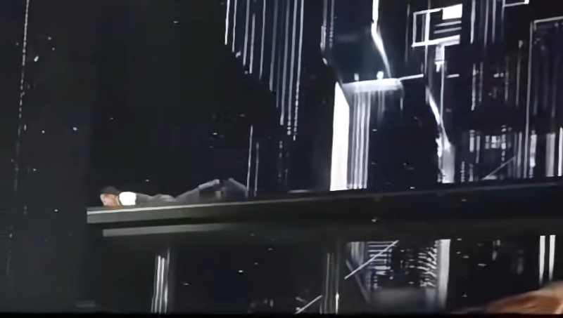 不過劉德華今晩演出這一幕,出現疑似跌倒的場面。 不過劉德華今晩演出這一幕,出現疑似跌倒的場面。