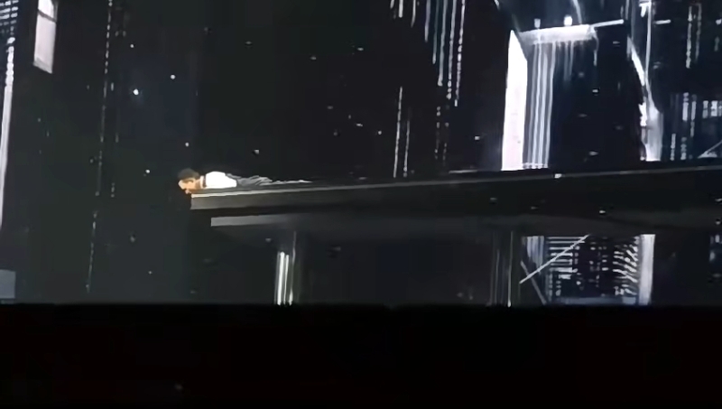 不过刘德华今晩演出这一幕,出现疑似跌倒的场面。 不过刘德华今晩演出这一幕,出现疑似跌倒的场面。