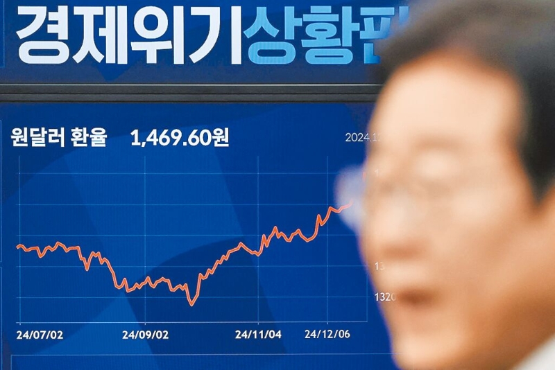 在韩国首尔27日举行的国民议会上，反对党领袖李在明向公众发表声明，电子看板显示美元和韩元间的汇率。