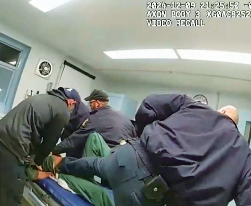 视频是由4名狱警佩戴的随身摄影机拍下,由詹姆斯公开。 视频是由4名狱警佩戴的随身摄影机拍下,由詹姆斯公开。