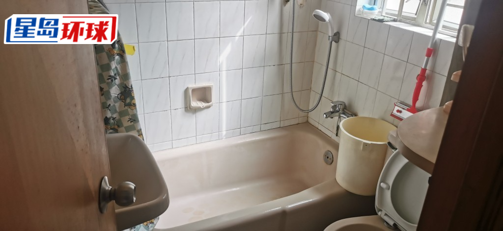 男户主称97年前以130多万元买入上址后,厕所浴缸间隔一直保留原有面貌。 男户主称97年前以130多万元买入上址后,厕所浴缸间隔一直保留原有面貌。