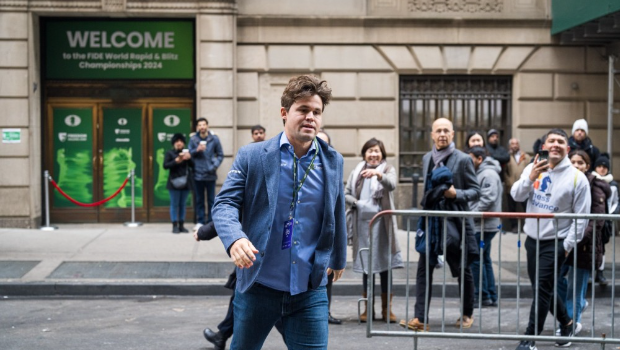 卡尔森因为穿牛仔裤的问题与国际棋联闹翻,决定退出超快棋锦标赛。 FIDE 卡尔森因为穿牛仔裤的问题与国际棋联闹翻,决定退出超快棋锦标赛。 FIDE