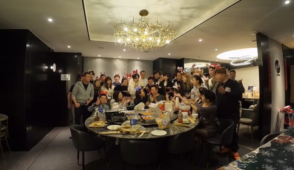 各位宾客贺杨振源生日。 各位宾客贺杨振源生日。