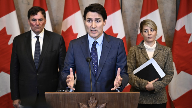 (左起)勒布朗、杜鲁多与乔美兰。 美联社 (左起)勒布朗、杜鲁多与乔美兰。 美联社