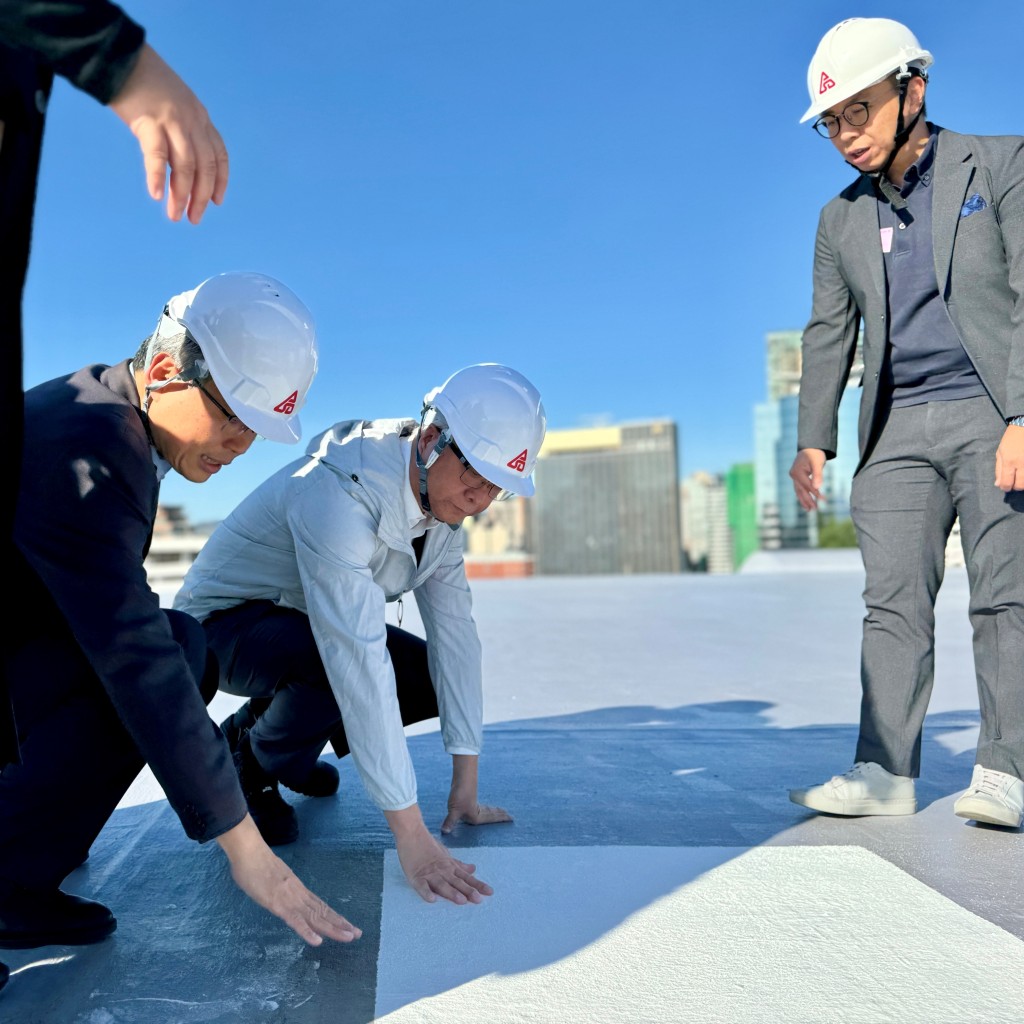 香港体育馆的天台涂上涂层后,预计可降温至平均24度 香港体育馆的天台涂上涂层后,预计可降温至平均24度