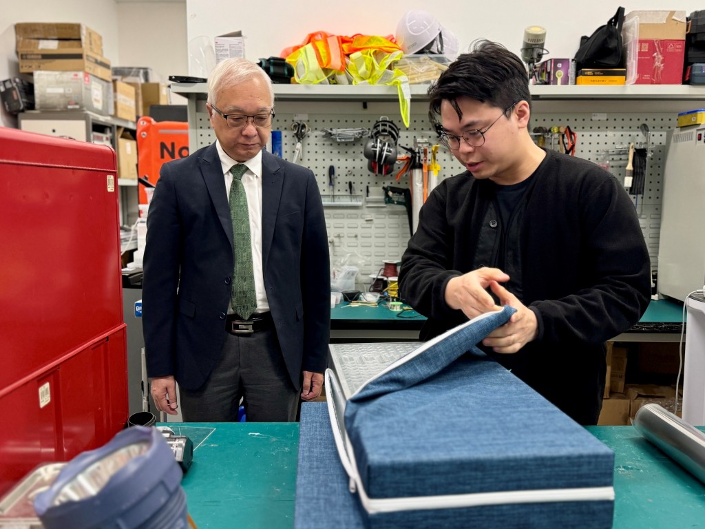 回收塑胶升级再造后,转化为可吸音声学超材料技术。 回收塑胶升级再造后,转化为可吸音声学超材料技术。