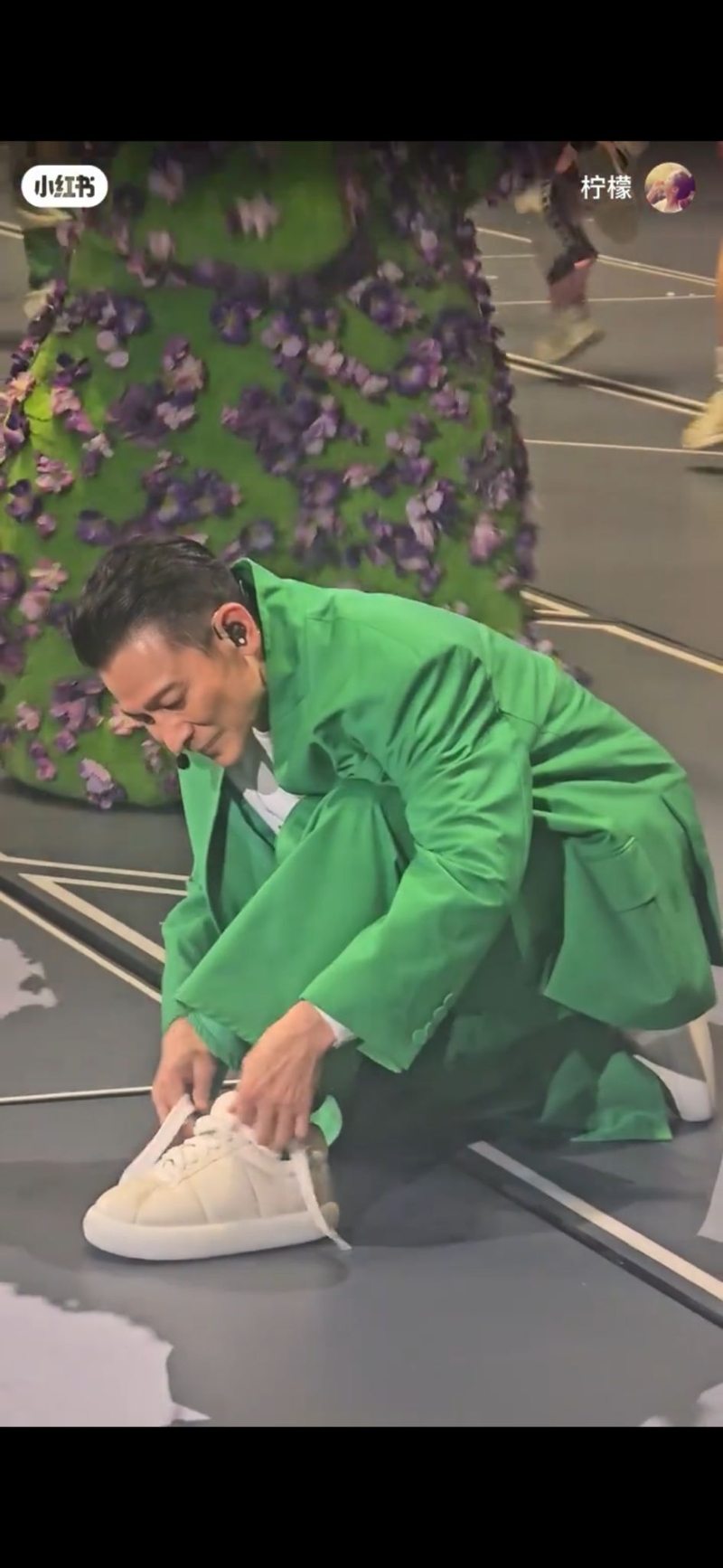 有刘德华粉丝近距离拍下华仔在台上绑鞋带的表情。