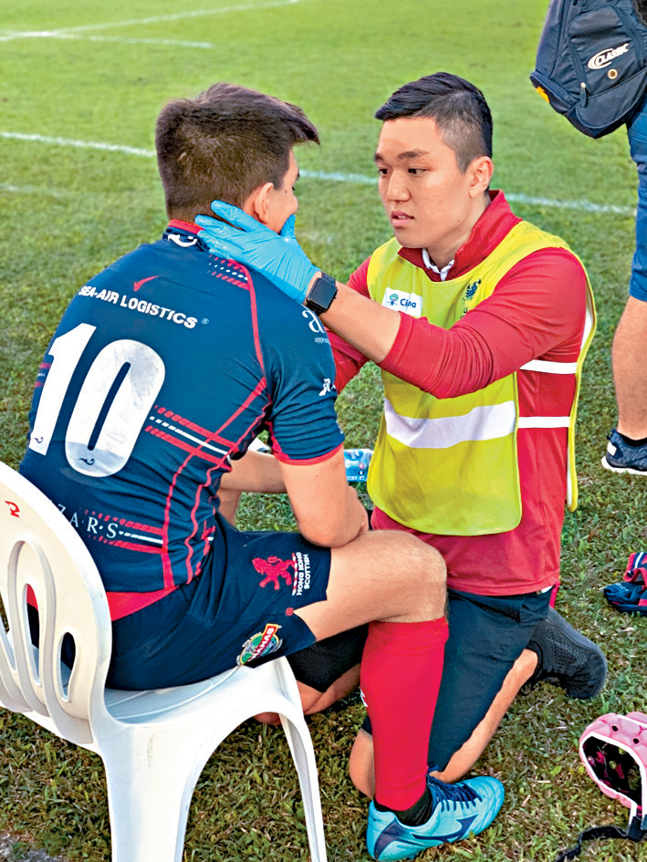 杨嘉恒为球员检查伤势 杨嘉恒为球员检查伤势