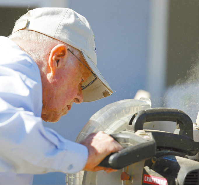 前总统卡特2013年10月7日亲自动手协助建屋。 前总统卡特2013年10月7日亲自动手协助建屋。