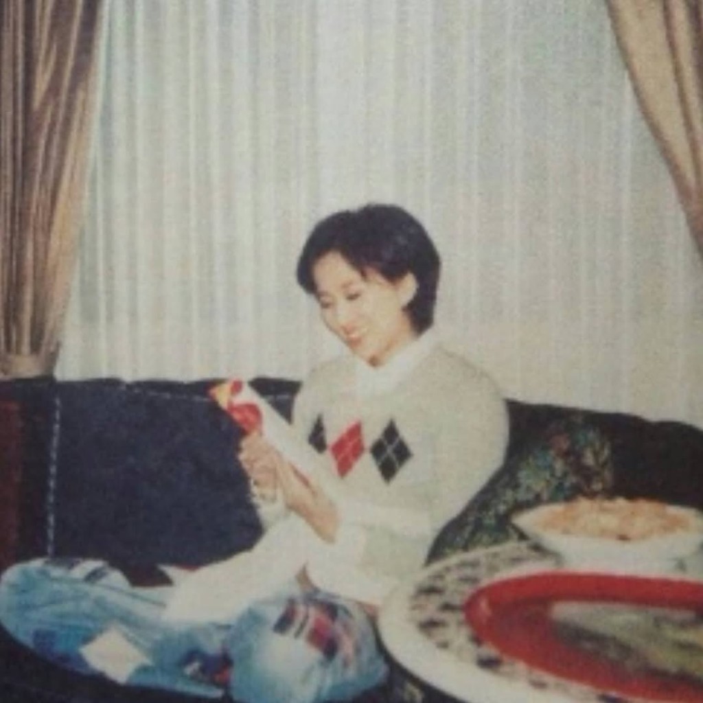 刘培基于今日(30日)发文悼念梅艳芳,放上好友昔日少女照。 刘培基于今日(30日)发文悼念梅艳芳,放上好友昔日少女照。