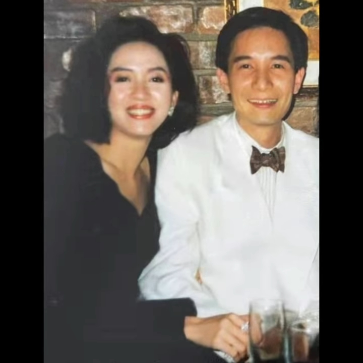 刘培基与梅艳芳关系深厚。 刘培基与梅艳芳关系深厚。