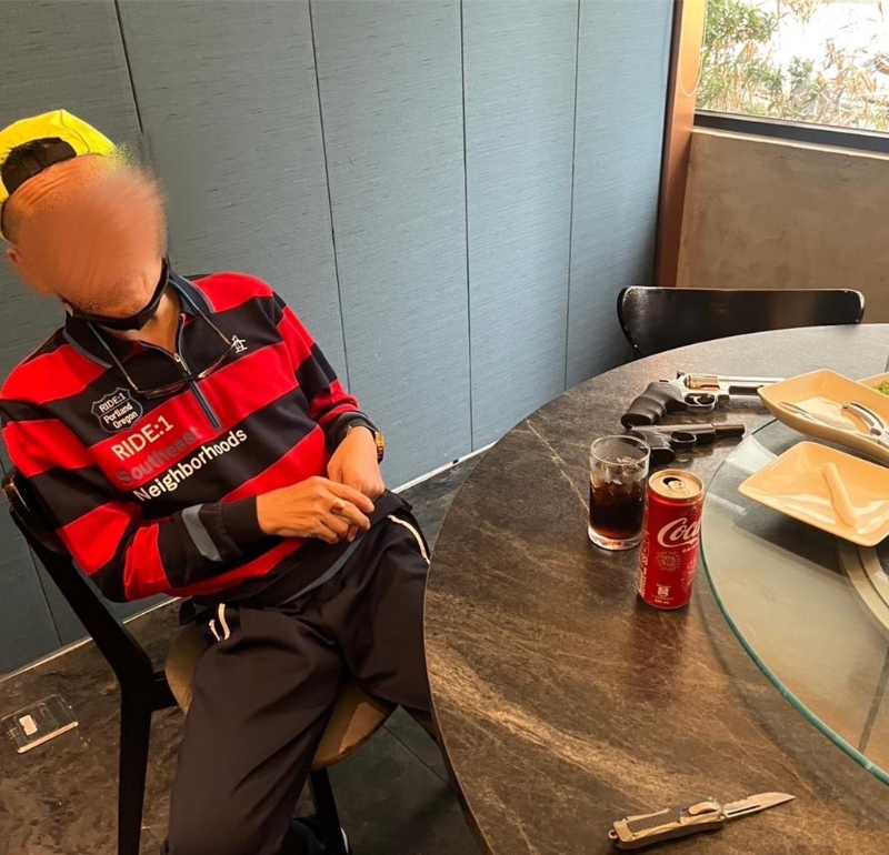 男子持模拟枪、空气枪开枪后,坐在餐桌旁,还把枪械都放在桌上。(民众提供) 男子持模拟枪、空气枪开枪后,坐在餐桌旁,还把枪械都放在桌上。(民众提供)