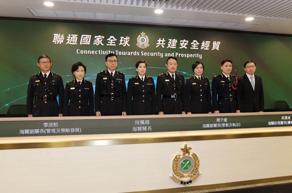 消息指,海关副关长陈子达(左五)将接替何珮珊(左四)出任关长。 消息指,海关副关长陈子达(左五)将接替何珮珊(左四)出任关长。