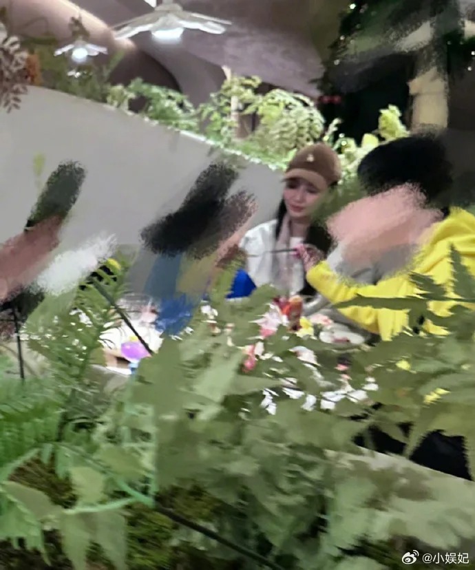 昨日有网民表示见到Angelababy带儿子食饭。 昨日有网民表示见到Angelababy带儿子食饭。