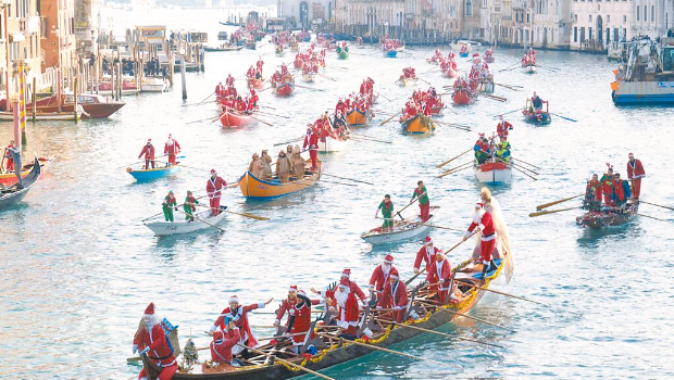 图为民众扮成圣诞老人在义大利威尼斯大运河帆船赛上划船 图为民众扮成圣诞老人在义大利威尼斯大运河帆船赛上划船