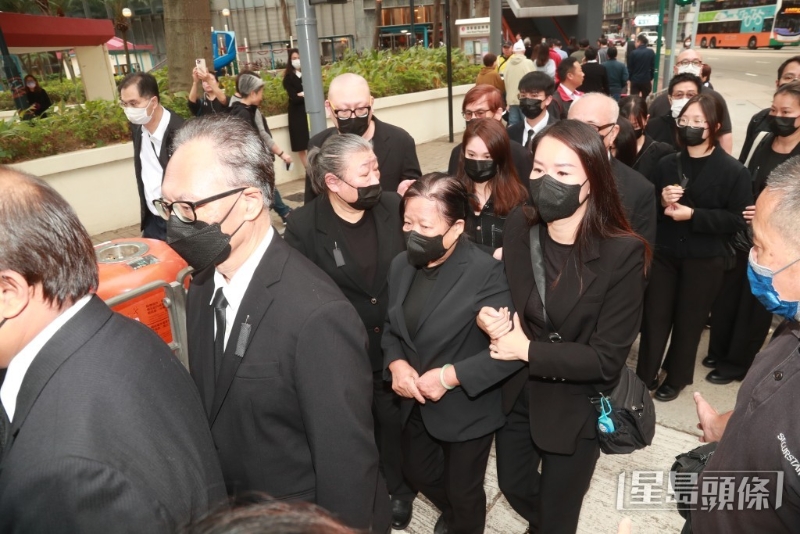 刘德华去年为父亲举办丧礼，一众亲友包括刘德华大姊也有现身。