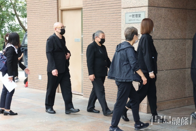 有传与刘德华反目多年的胞姊（右三），也有现身。