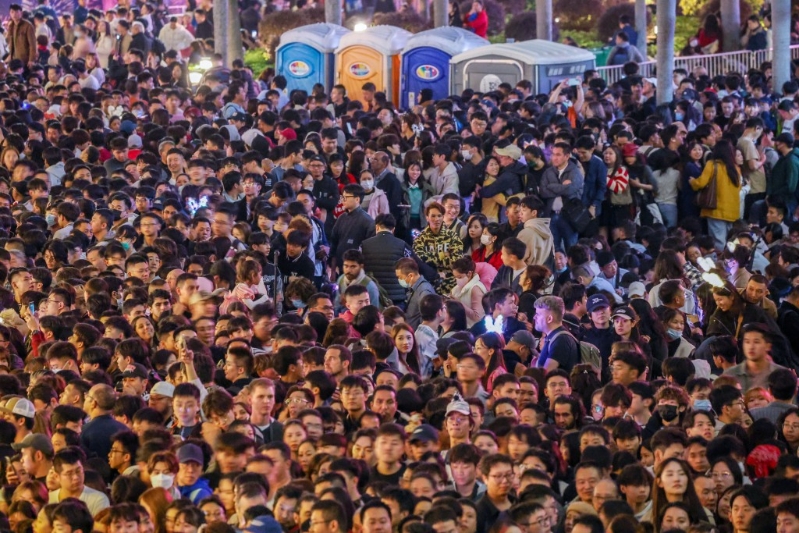 现场水泄不通。