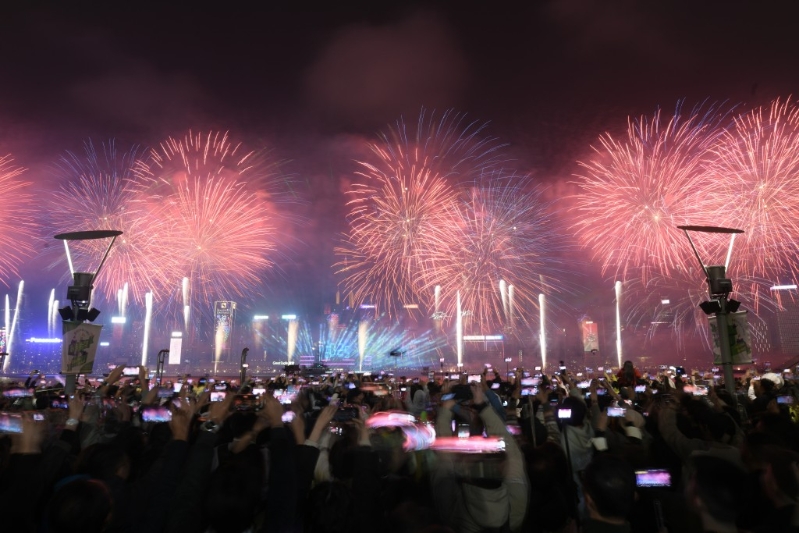 烟花阔度达1,300米，横跨中环至北角一带。