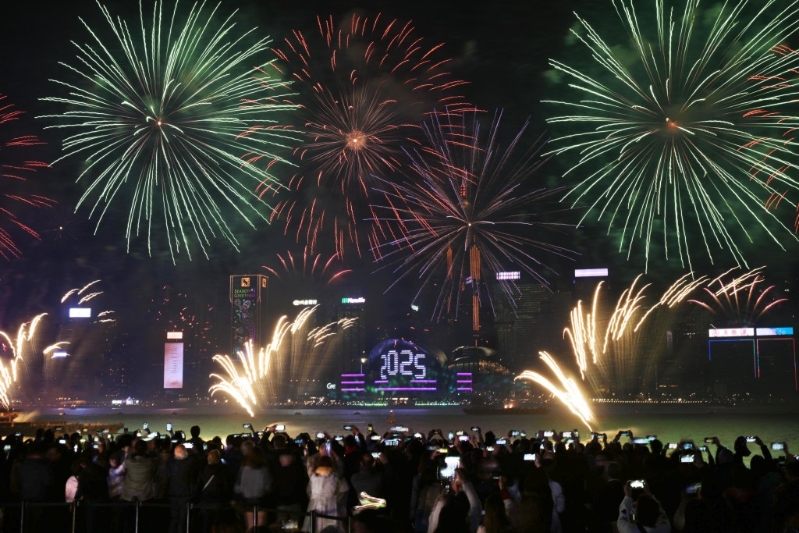 除夕烟花璀璨夺目。