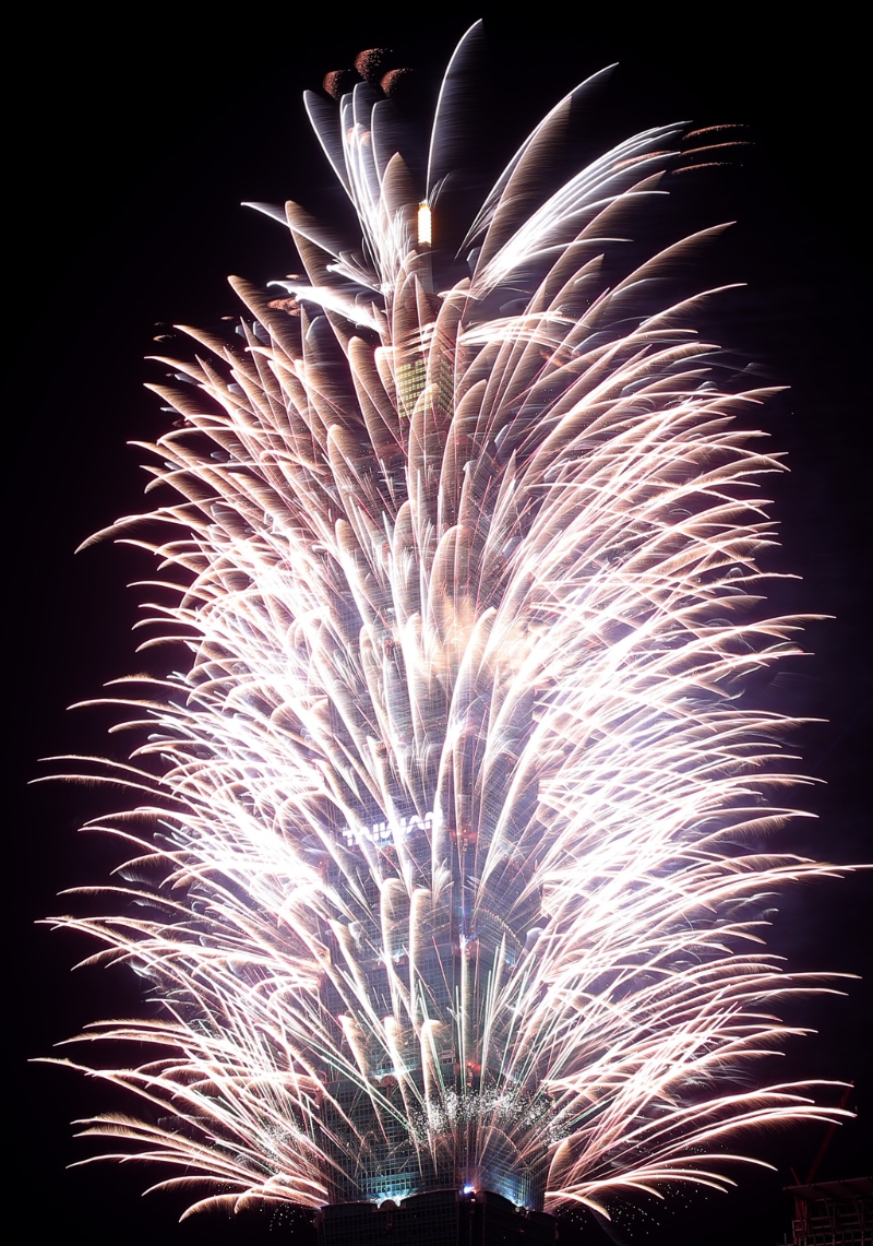 台北101跨年烟火秀1日0时隆重登场