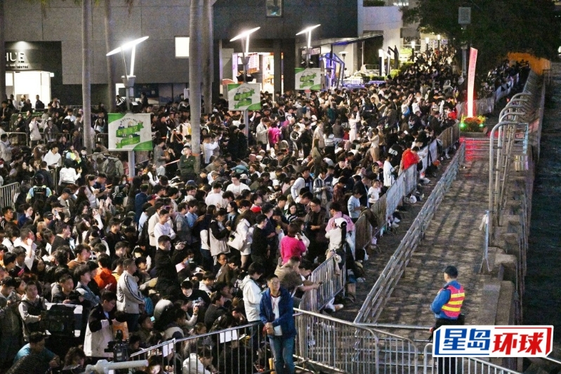 大批市民在尖沙咀海傍守候烟花。 苏正谦摄