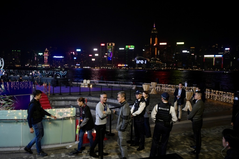 萧泽颐晚上到尖沙咀为当值人员打气。