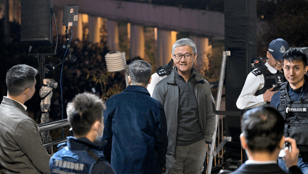 萧泽颐晚上到湾仔巡视情况。