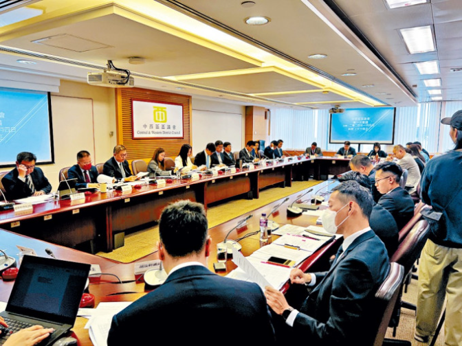 现届区议员上任一年，全数达到每年80%会议出席率的要求。