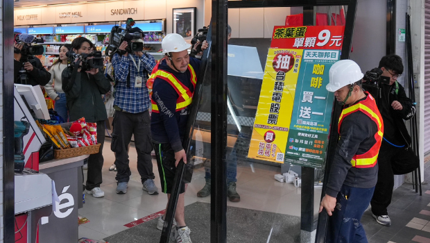 莱尔富31日将“北市信彩店”门市拆除大门、橱窗玻璃及冰箱门