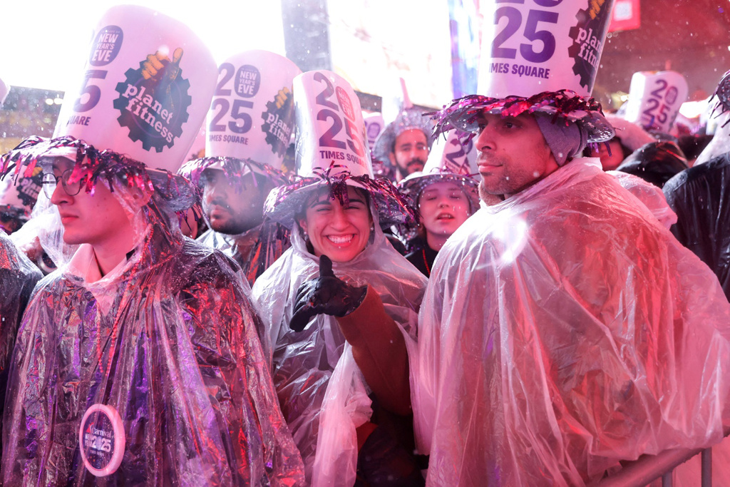 时报广场上庆祝跨年的民众穿着雨衣等待倒数