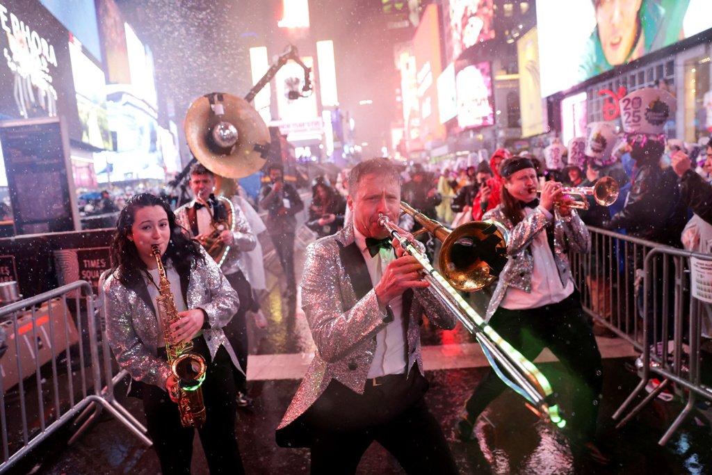 31日跨年夜纽约下起大雨