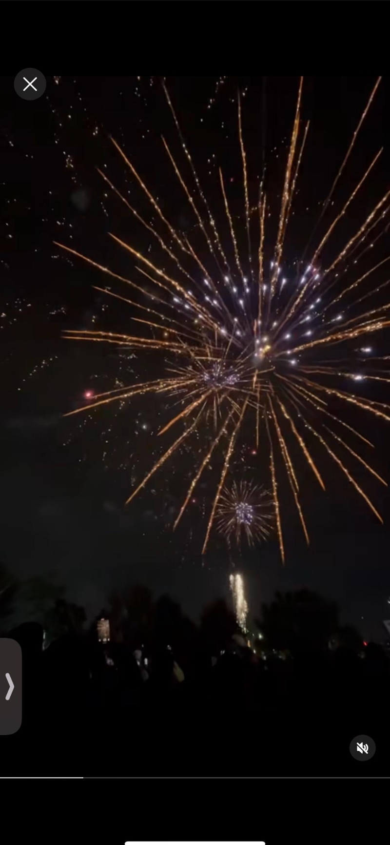 台中跨年晚会烟火秀传出落焰伤人事件。 台中跨年晚会烟火秀传出落焰伤人事件。