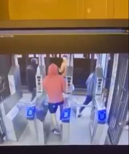 黑衣男子从左边靠近黄衣受害者。 黑衣男子从左边靠近黄衣受害者。