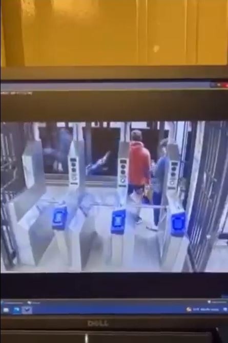 黄衣受害人跌下月台。黑衣男子逃走。 黄衣受害人跌下月台。黑衣男子逃走。