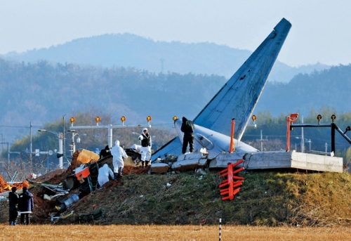 济州航空客机撞上混凝土墙。 小图为混凝土墙原貌。 济州航空客机撞上混凝土墙。 小图为混凝土墙原貌。