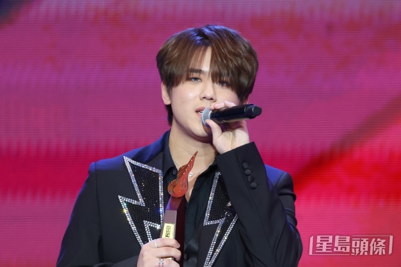 姜涛上台时笑容明显不及往年自信。