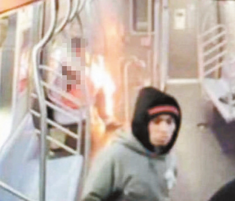 嫌犯扎佩塔涉烧死受害者卡瓦姆。 嫌犯扎佩塔涉烧死受害者卡瓦姆。