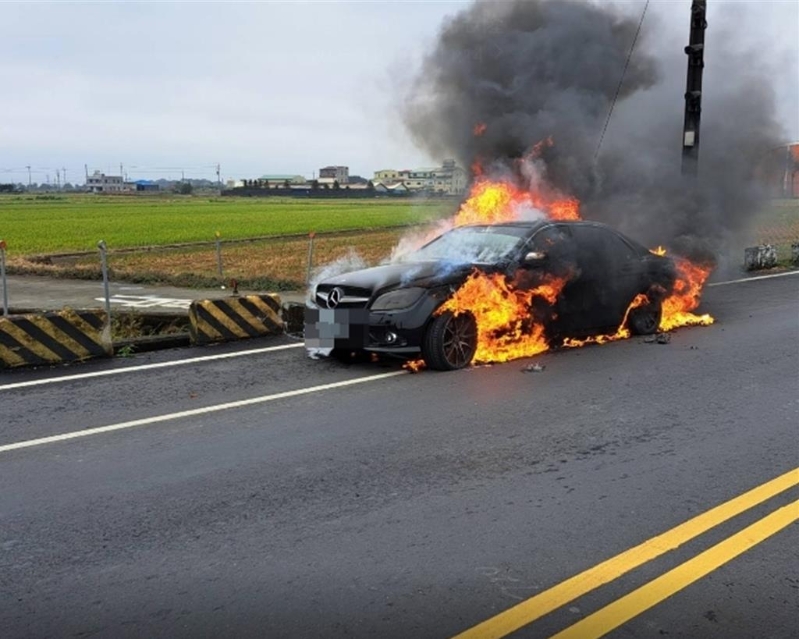 一辆奔驰轿车行驶至后壁区长短树地区时突然冒烟起火,不久即全面燃烧。 一辆奔驰轿车行驶至后壁区长短树地区时突然冒烟起火,不久即全面燃烧。