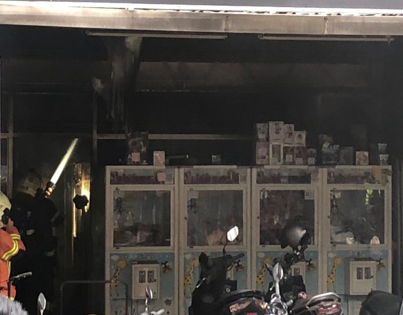 新北市新庄区中港路496号一间娃娃机店，今（2）日下午1时42分发生火警。