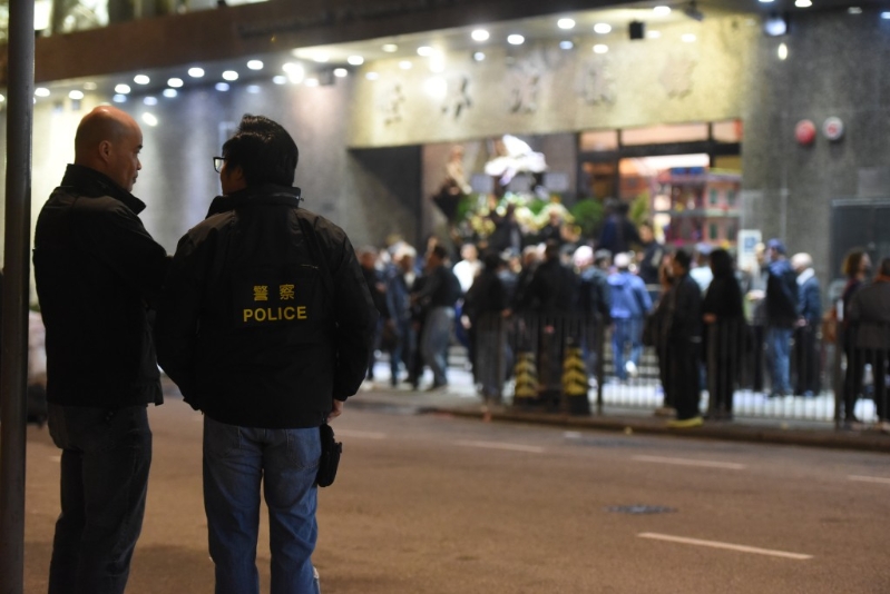 警方在殡仪馆周边戒备。 警方在殡仪馆周边戒备。