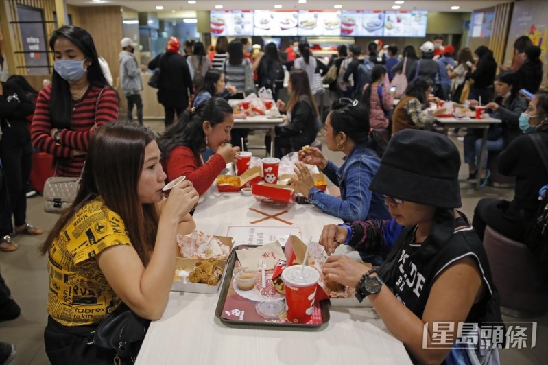 疫情期间，仍有大批外佣光顾Jollibee。