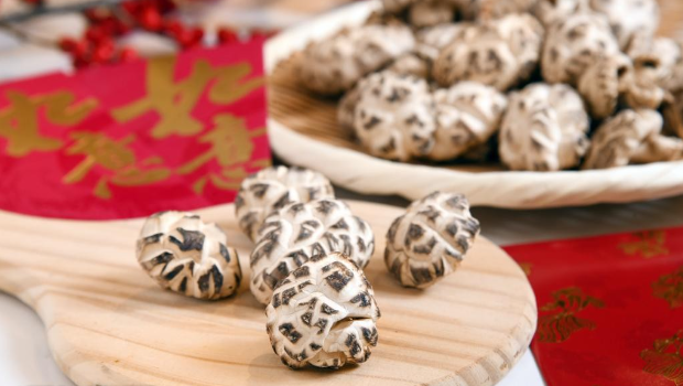 冬菇是贺年菜式的必备食材。 冬菇是贺年菜式的必备食材。